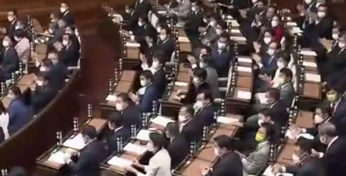 ��ɫ��������ֹ(li��n)�χ��ؕ��L�뾳